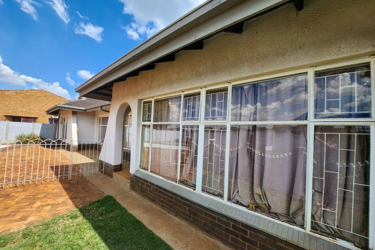 3-Bedroom Family Home with Double Garage, Covered Parking, and Convenient Layout - Photo 5