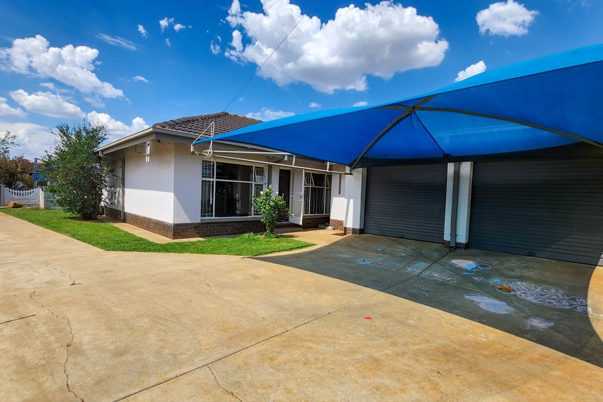 3-Bedroom Family Home with Double Garage, Covered Parking, and Convenient Layout - Photo 3