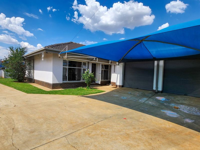 3-Bedroom Family Home with Double Garage, Covered Parking, and Convenient Layout - Photo 3