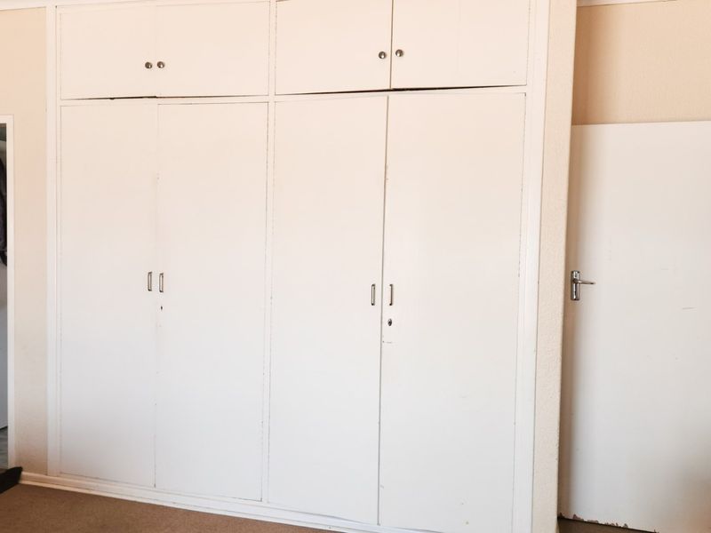 3-Bedroom Family Home with Double Garage, Covered Parking, and Convenient Layout - Photo 10