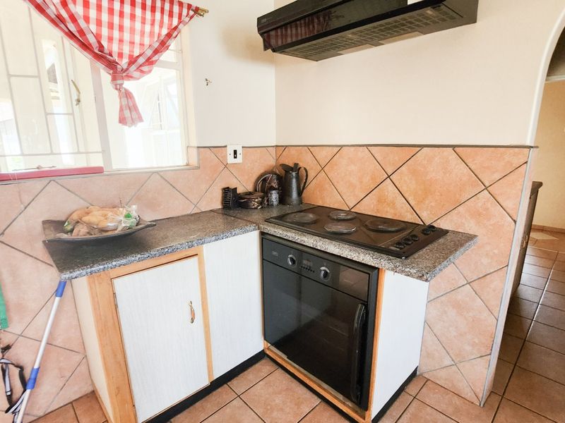 3-Bedroom Family Home with Double Garage, Covered Parking, and Convenient Layout - Photo 9