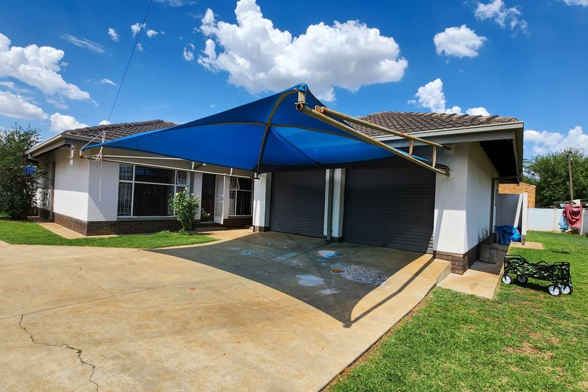 3-Bedroom Family Home with Double Garage, Covered Parking, and Convenient Layout - Photo 2