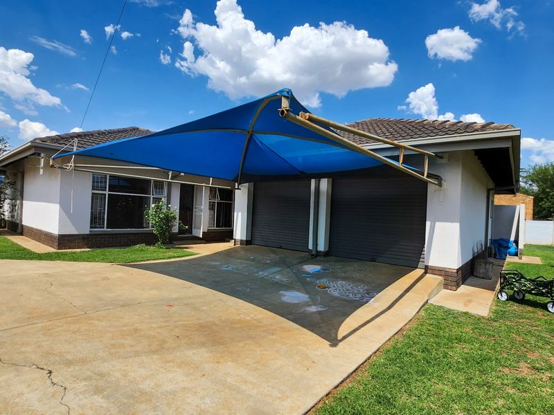 3-Bedroom Family Home with Double Garage, Covered Parking, and Convenient Layout - Photo 2