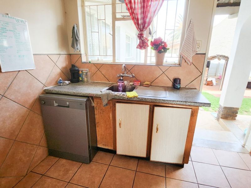 3-Bedroom Family Home with Double Garage, Covered Parking, and Convenient Layout - Photo 8