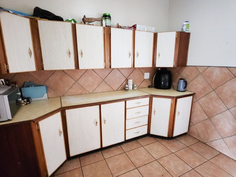 3-Bedroom Family Home with Double Garage, Covered Parking, and Convenient Layout - Photo 6