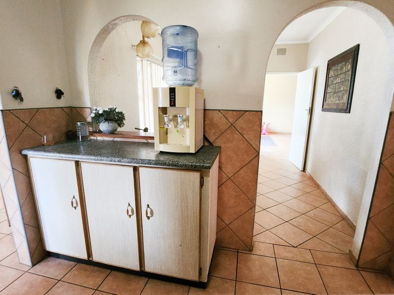 3-Bedroom Family Home with Double Garage, Covered Parking, and Convenient Layout - Photo 7