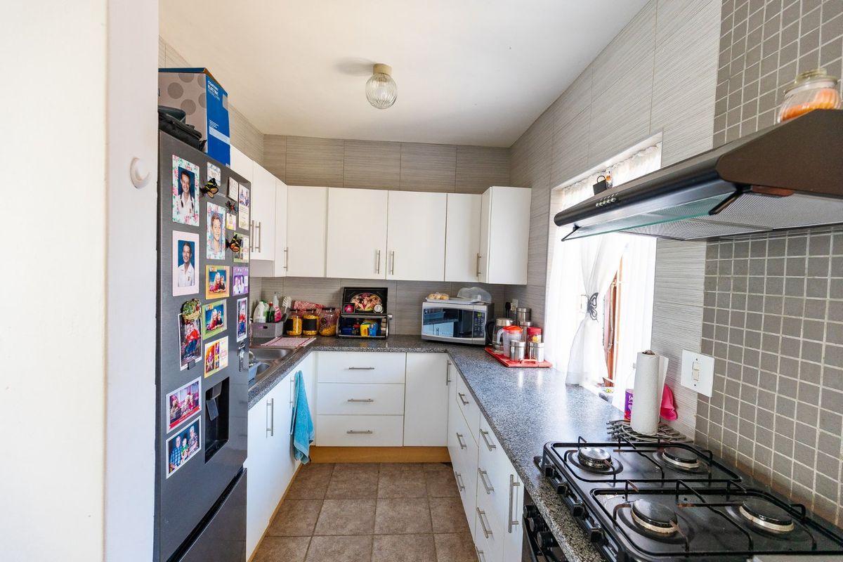 Lovely 2 Bedroom Sea View Unit For Sale In Manaba - Photo 4