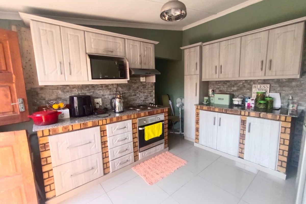 2 Bedroom House For Sale in Wentworth  R790,000 - Photo 2