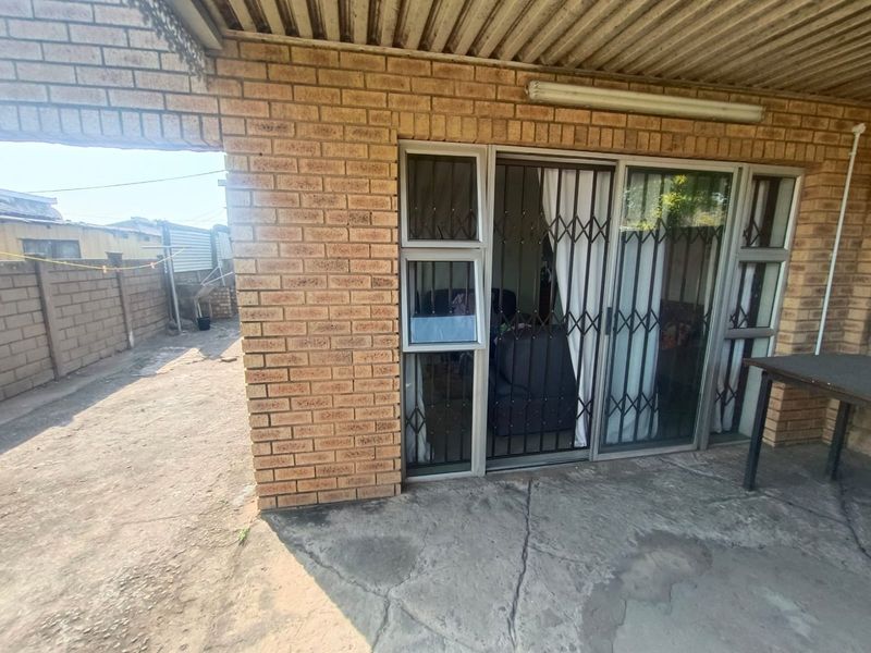 2 Bedroom House For Sale in Wentworth  R790,000 - Photo 10