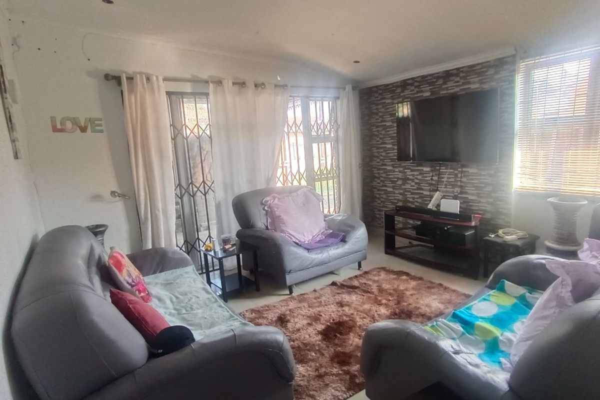 2 Bedroom House For Sale in Wentworth  R790,000 - Photo 3