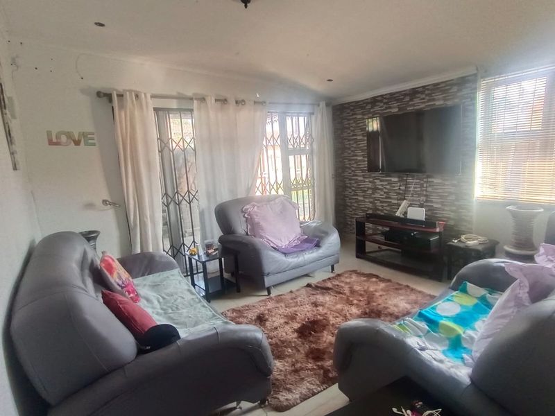 2 Bedroom House For Sale in Wentworth  R790,000 - Photo 3