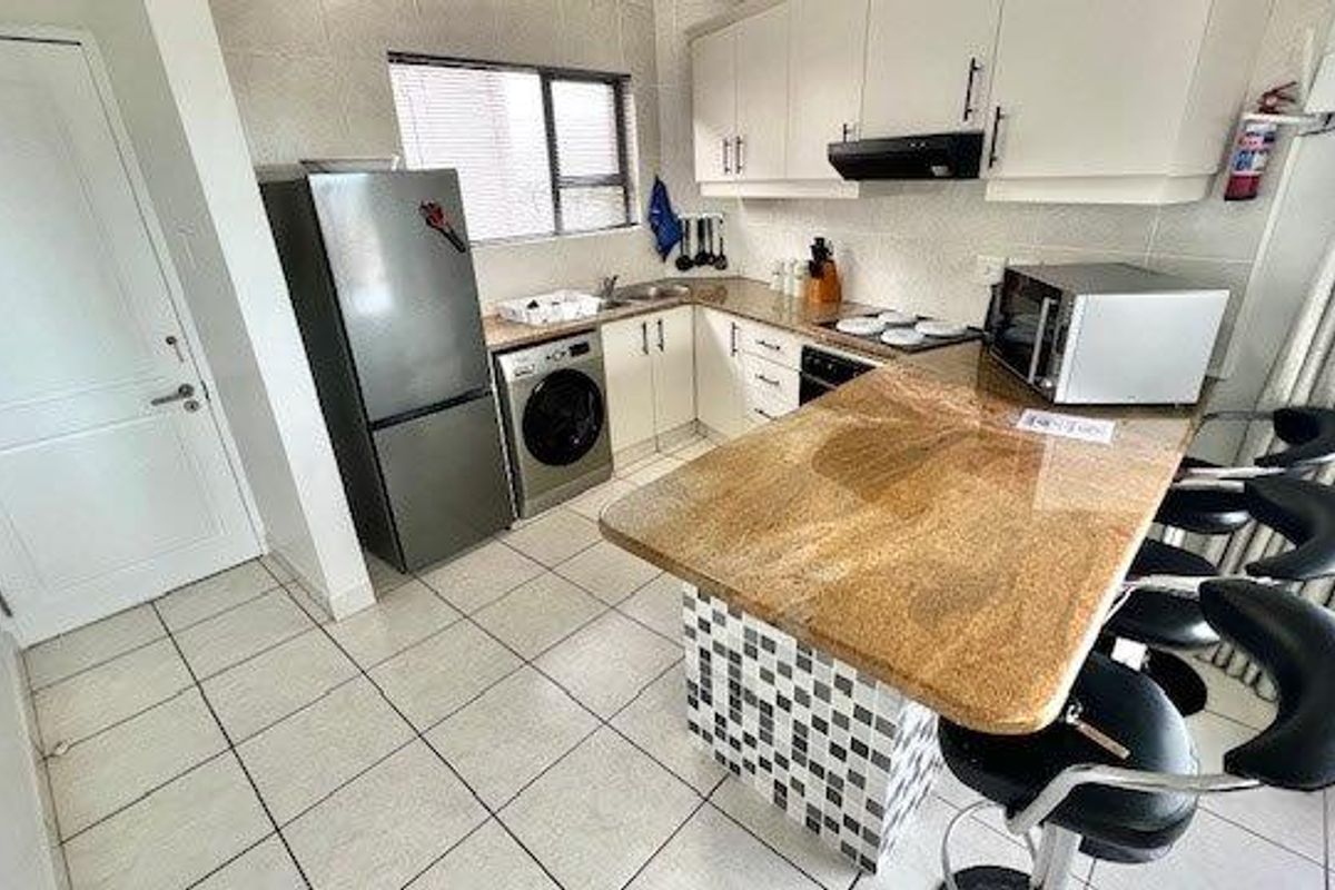 Stylish Beach Apartment in Prime Uvongo Location – Fully Furnished and Perfect for Investment - Photo 4