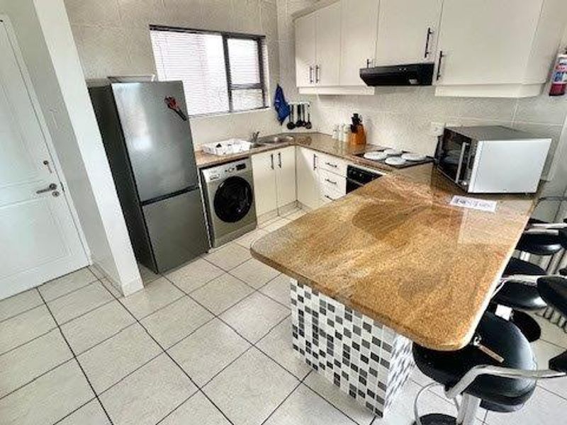 Stylish Beach Apartment in Prime Uvongo Location – Fully Furnished and Perfect for Investment - Photo 4