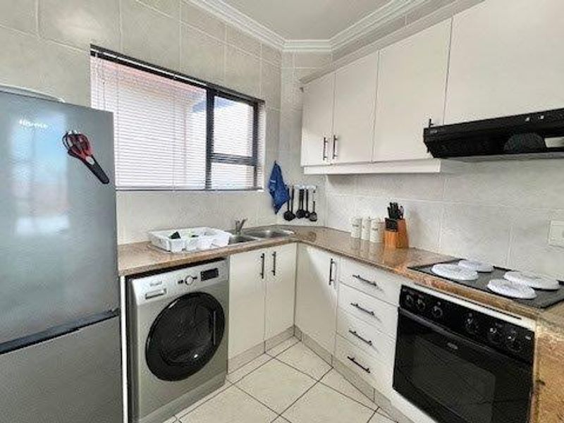 Stylish Beach Apartment in Prime Uvongo Location – Fully Furnished and Perfect for Investment - Photo 6