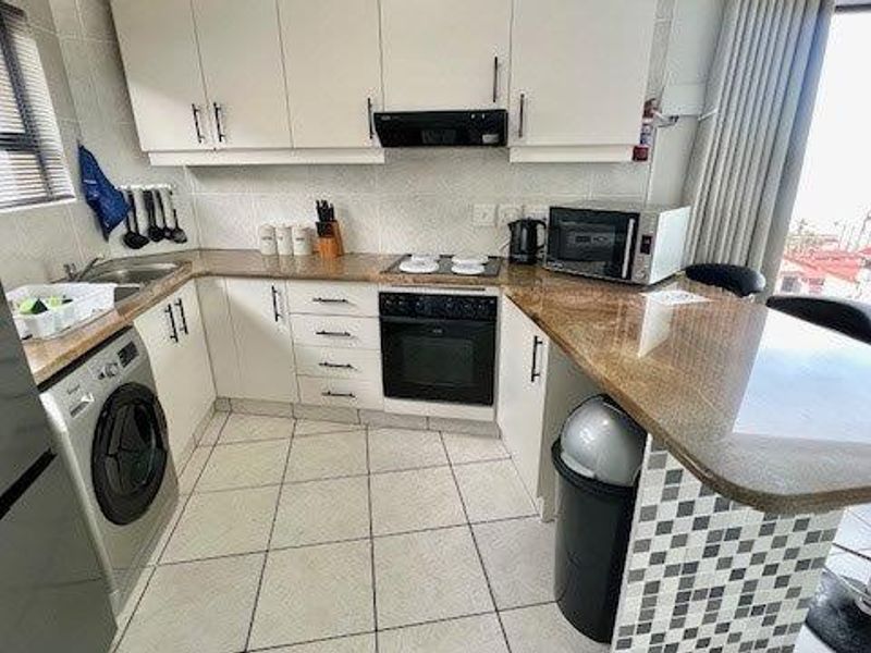 Stylish Beach Apartment in Prime Uvongo Location – Fully Furnished and Perfect for Investment - Photo 5