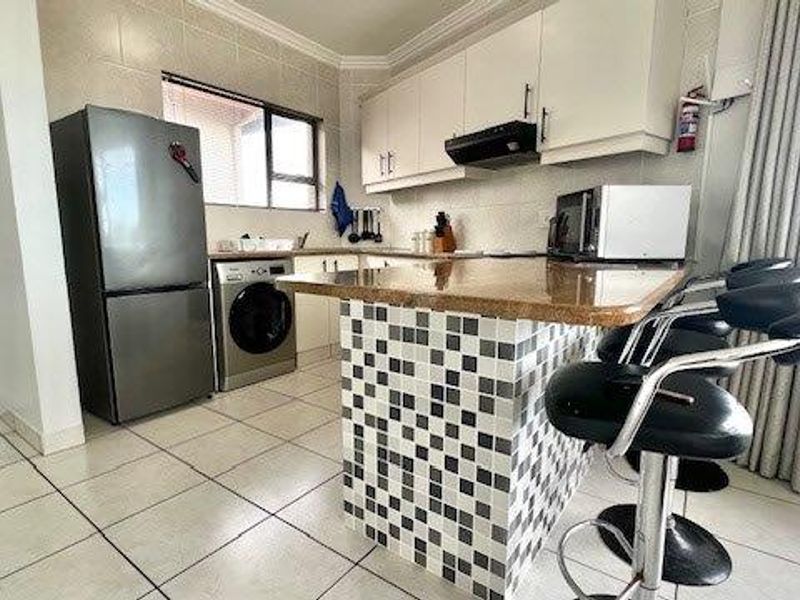 Stylish Beach Apartment in Prime Uvongo Location – Fully Furnished and Perfect for Investment - Photo 3