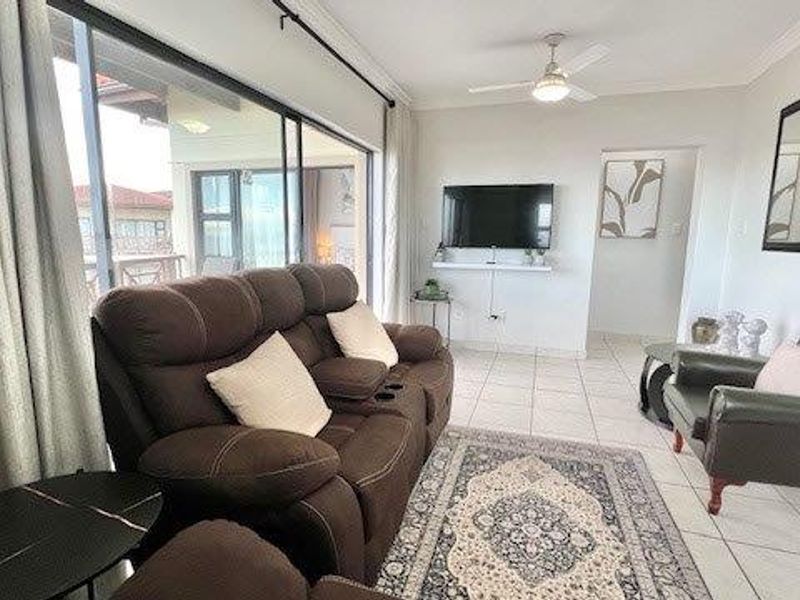 Stylish Beach Apartment in Prime Uvongo Location – Fully Furnished and Perfect for Investment - Photo 10