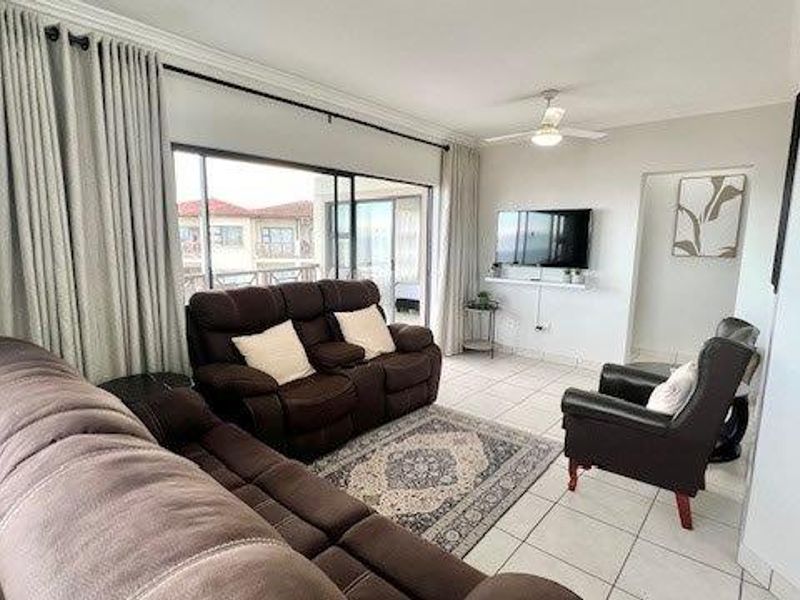 Stylish Beach Apartment in Prime Uvongo Location – Fully Furnished and Perfect for Investment - Photo 9