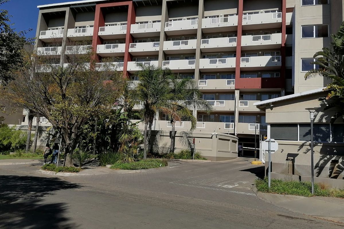 Beautiful fully furnished 2 bedroom Apartment for Sale in Universitas, Bloemfontein - Photo 3