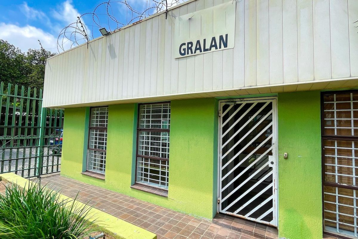 Huge Warehouse and offices, with a strongroom, and enough parking.. - Photo 3