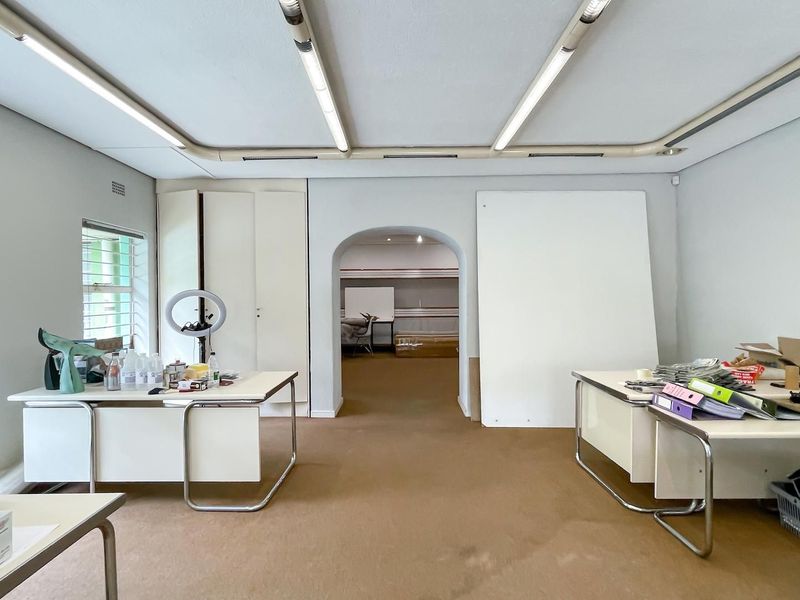 Huge Warehouse and offices, with a strongroom, and enough parking.. - Photo 4