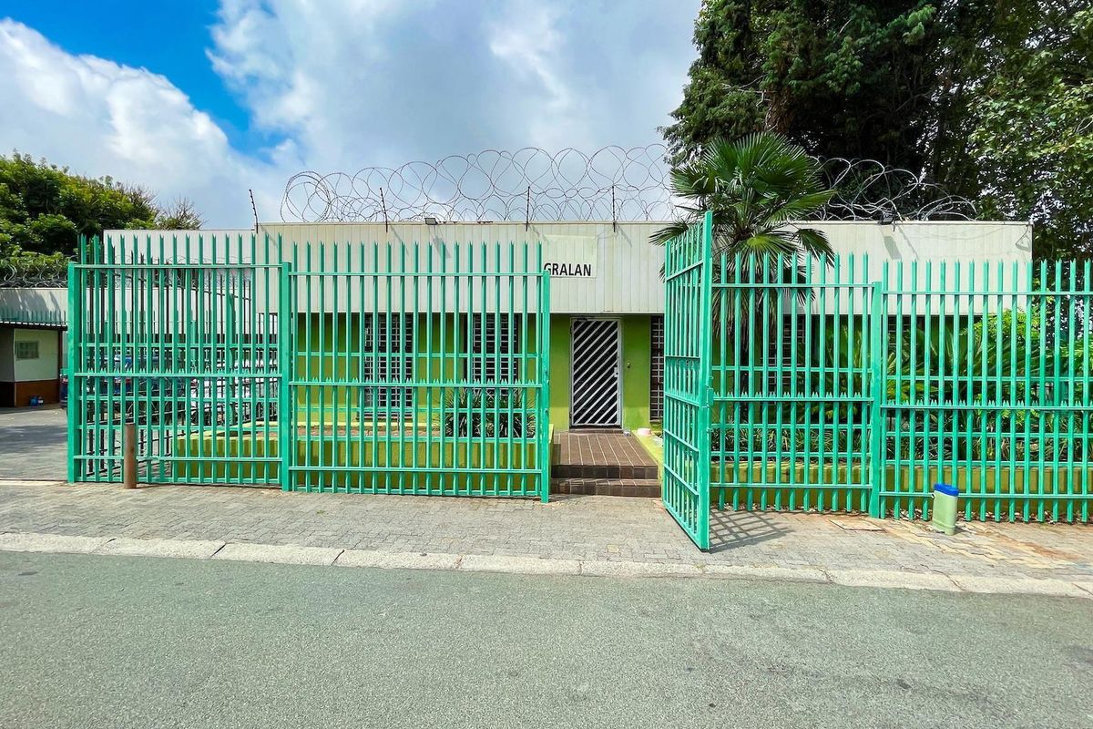 Huge Warehouse and offices, with a strongroom, and enough parking.. - Photo 2