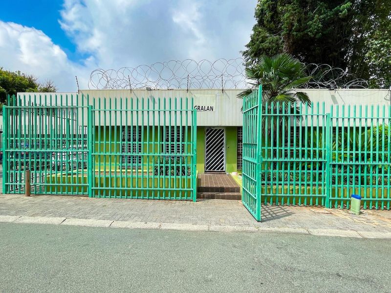 Huge Warehouse and offices, with a strongroom, and enough parking.. - Photo 2