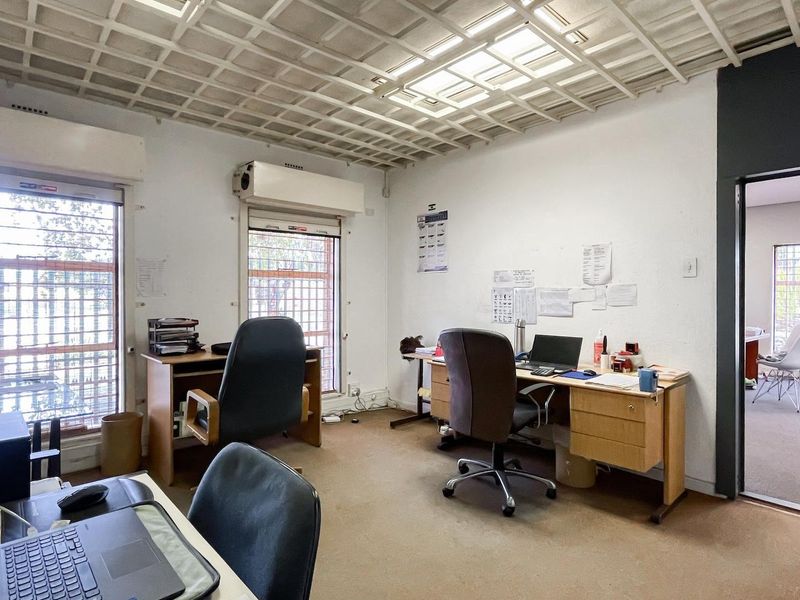 Huge Warehouse and offices, with a strongroom, and enough parking.. - Photo 10