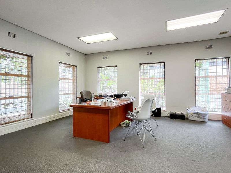 Huge Warehouse and offices, with a strongroom, and enough parking.. - Photo 9