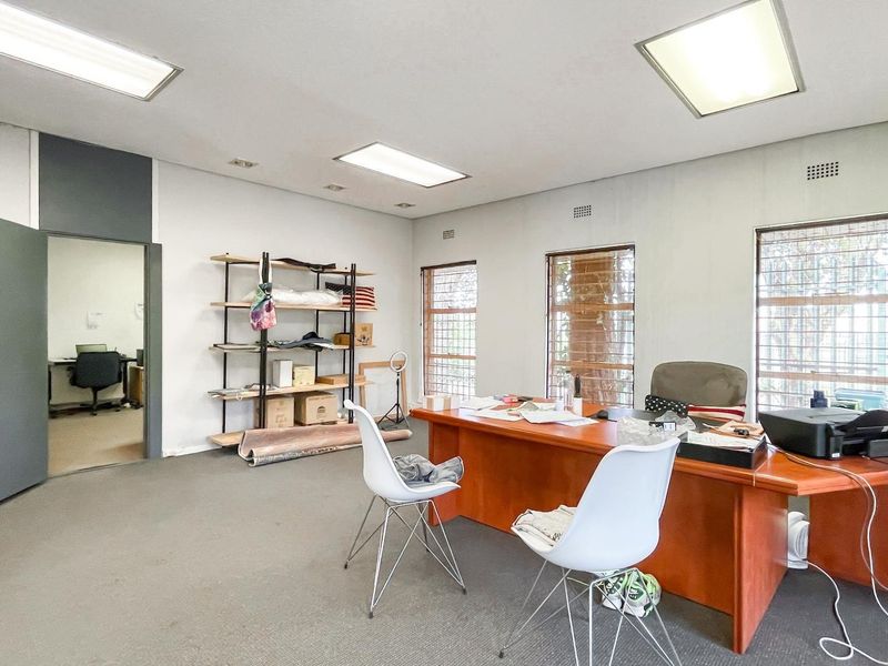 Huge Warehouse and offices, with a strongroom, and enough parking.. - Photo 8