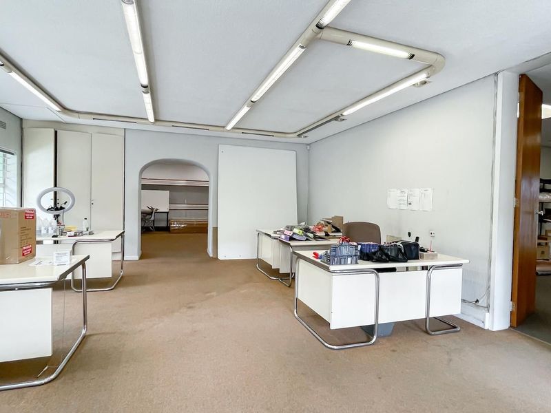 Huge Warehouse and offices, with a strongroom, and enough parking.. - Photo 7