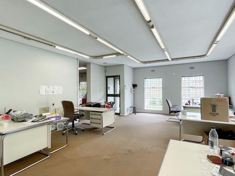 Huge Warehouse and offices, with a strongroom, and enough parking.. - Photo 6