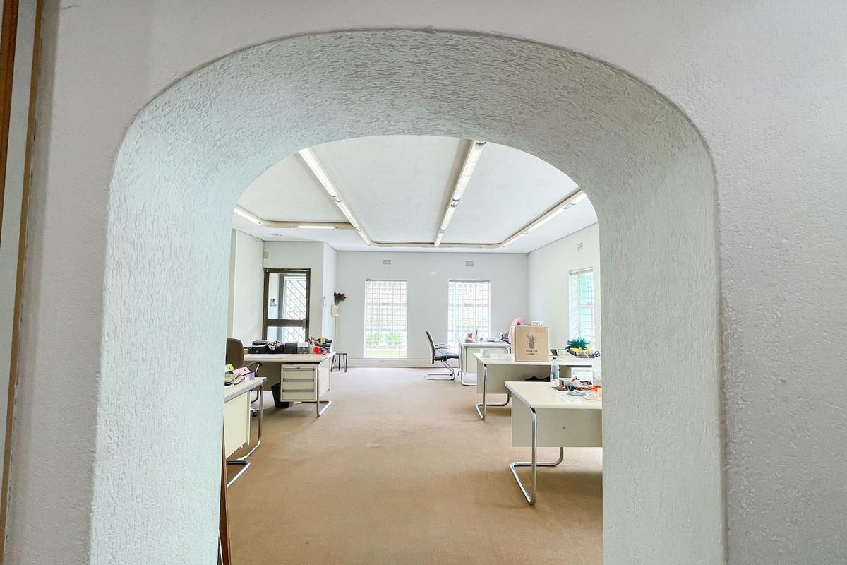 Huge Warehouse and offices, with a strongroom, and enough parking.. - Photo 5