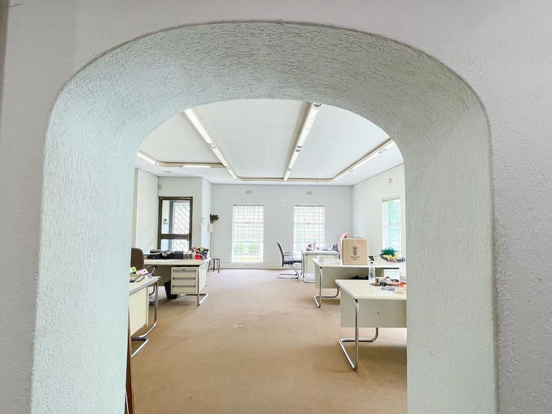 Huge Warehouse and offices, with a strongroom, and enough parking.. - Photo 5