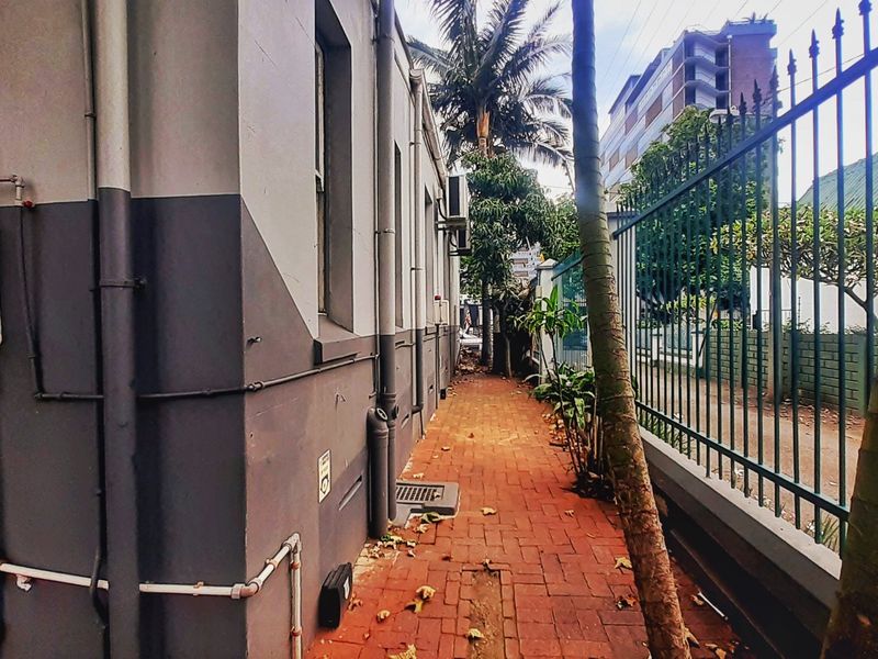 Prime Mixed-Use Dual-Access Commercial Property in Vibrant Bulwer – Restaurant and Office Space with Expansion Potential - Photo 4