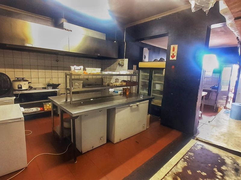 Prime Mixed-Use Dual-Access Commercial Property in Vibrant Bulwer – Restaurant and Office Space with Expansion Potential - Photo 8