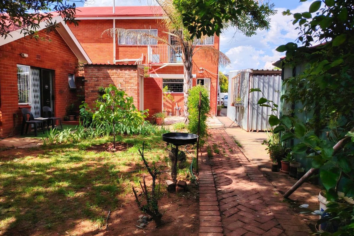 Guesthouse or large family home for sale in General De Wet, Bloemfontein  - Photo 3
