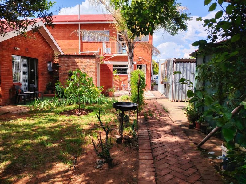 Guesthouse or large family home for sale in General De Wet, Bloemfontein  - Photo 3