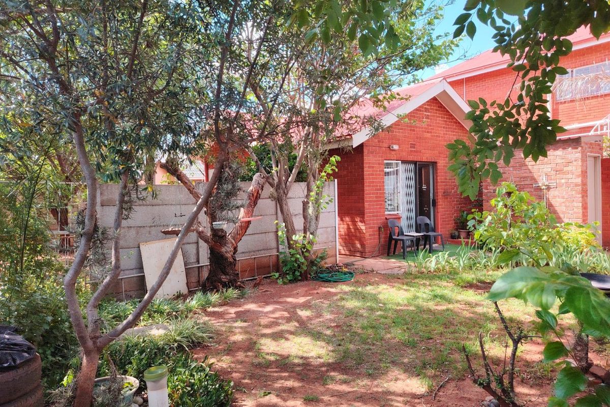 Guesthouse or large family home for sale in General De Wet, Bloemfontein  - Photo 2