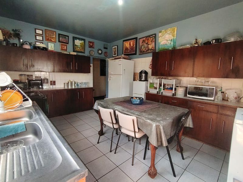Guesthouse or large family home for sale in General De Wet, Bloemfontein  - Photo 9