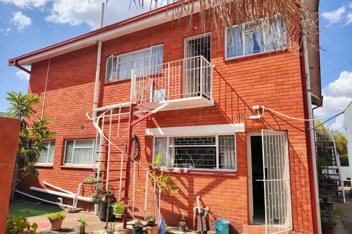 Guesthouse or large family home for sale in General De Wet, Bloemfontein  - Photo 4