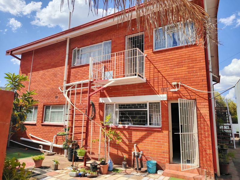 Guesthouse or large family home for sale in General De Wet, Bloemfontein  - Photo 4