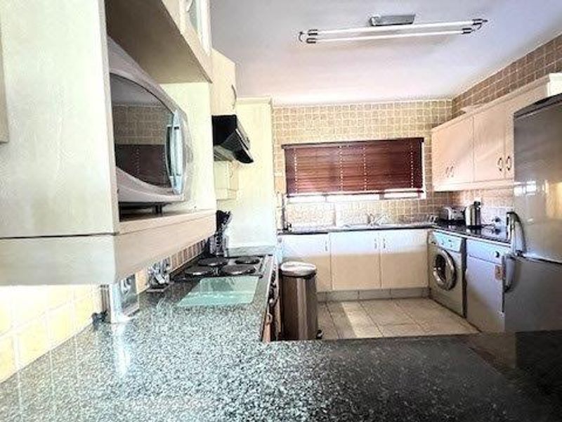 3 Bedroom Beachfront Apartment In Ramsgate - Photo 8