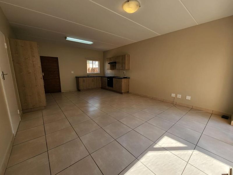 Modern 2 Bedroom Duplex in Oukraal Estate, Hazeldean - Photo 4
