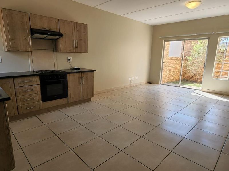 Modern 2 Bedroom Duplex in Oukraal Estate, Hazeldean - Photo 3