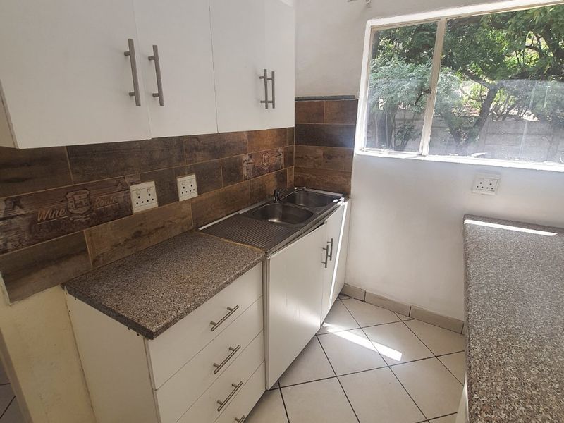 Secure Semi-detached Rental unit with modern amenities in Zandfontein, Near Aloe Farm. - Photo 4