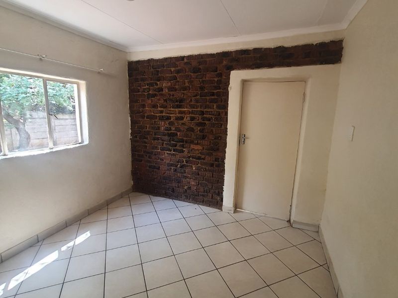 Secure Semi-detached Rental unit with modern amenities in Zandfontein, Near Aloe Farm. - Photo 7