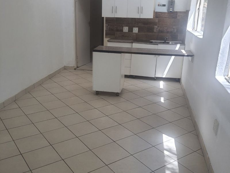 Secure Semi-detached Rental unit with modern amenities in Zandfontein, Near Aloe Farm. - Photo 2