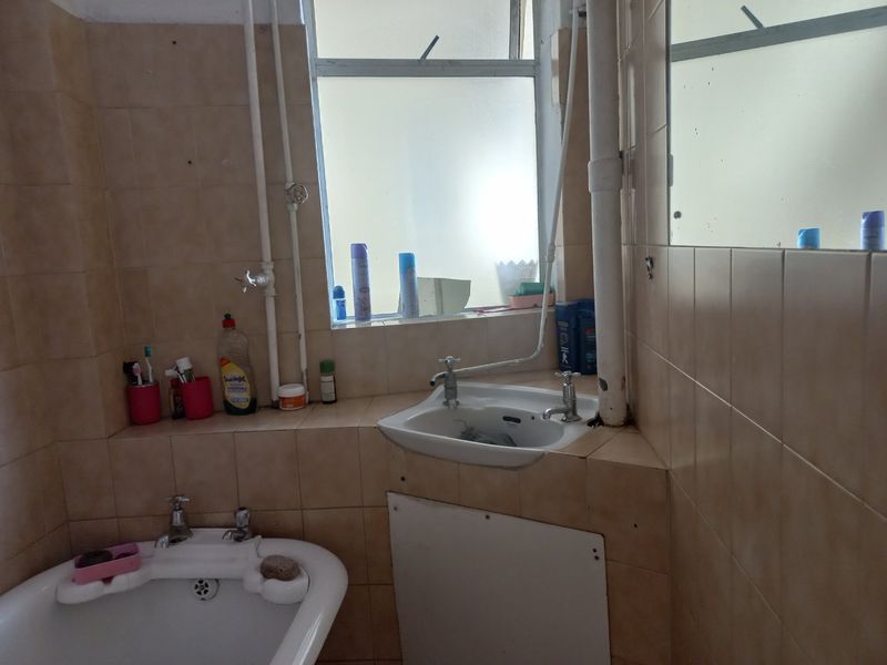 SPACIOUS  BACHELOR FLAT IN SOUTH BEACH  - Photo 8