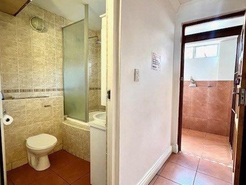 Perfectly Located 2 Bedroom Apartment in Margate  – Coastal Living At Its Best! - Photo 3